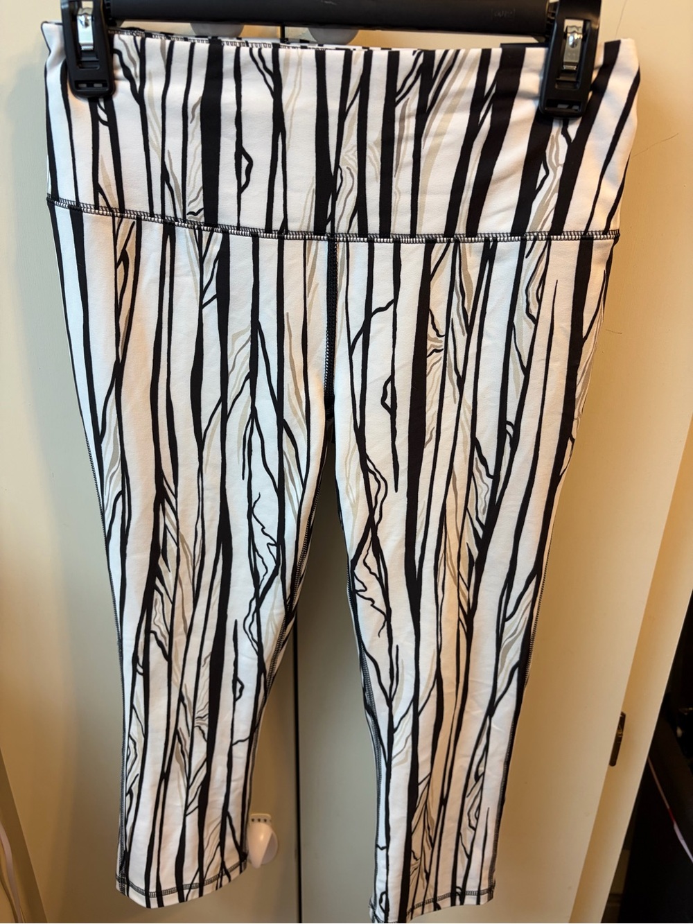 DSG Black and White High-Rise Capri